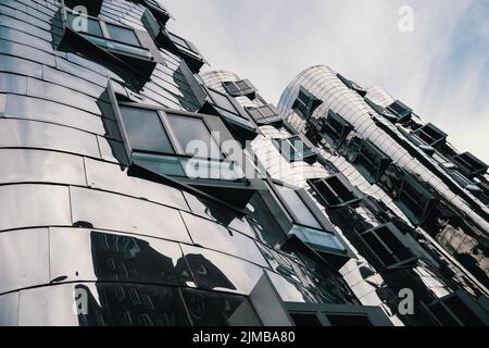 Célèbre bâtiment Gehry argenté à Düsseldorf au port des médias, architecture intéressante en Allemagne nommée Gehry-Bauten Banque D'Images