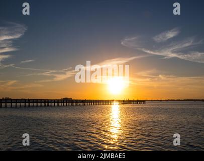 Un coucher de soleil fascinant sur la jetée de pêche à Dunedin, Floride, États-Unis Banque D'Images