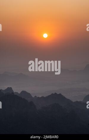 Photo verticale du lever du soleil depuis le mont Zwegabin, hPa an, Myanmar Banque D'Images