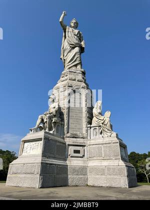 Une photo en contre-angle du Monument national aux ancêtres situé à Plymouth, Massachusetts Banque D'Images