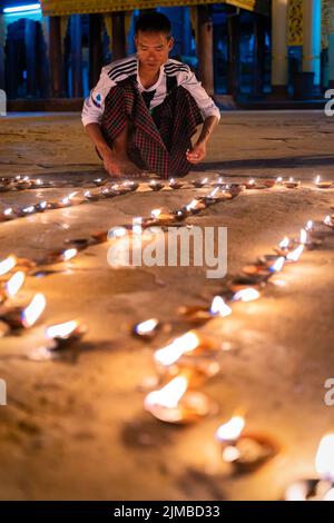 Un festival aux chandelles à la Pagode Shwezigon à Bagan, au Myanmar (Birmanie) Banque D'Images