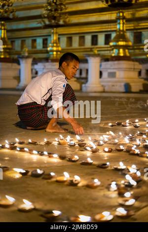 Un festival aux chandelles à la Pagode Shwezigon à Bagan, au Myanmar (Birmanie) Banque D'Images