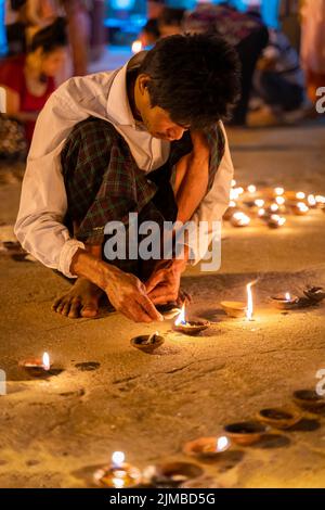 Un festival aux chandelles à la Pagode Shwezigon à Bagan, au Myanmar (Birmanie) Banque D'Images