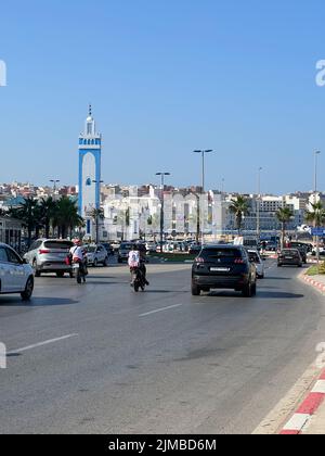 Les voitures se trouvent en direction de la mosquée Mohamed VI à Fnideq Banque D'Images