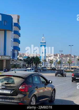 Les voitures se trouvent en direction de la mosquée Mohamed VI à Fnideq Banque D'Images