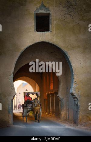 Un cliché vertical de la porte de la ville de Meknes avec une calèche dans le nord du Maroc Banque D'Images
