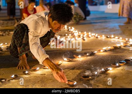 Un festival aux chandelles à la Pagode Shwezigon à Bagan, au Myanmar (Birmanie) Banque D'Images