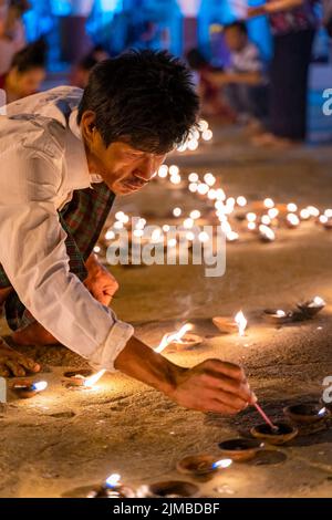 Un festival aux chandelles à la Pagode Shwezigon à Bagan, au Myanmar (Birmanie) Banque D'Images