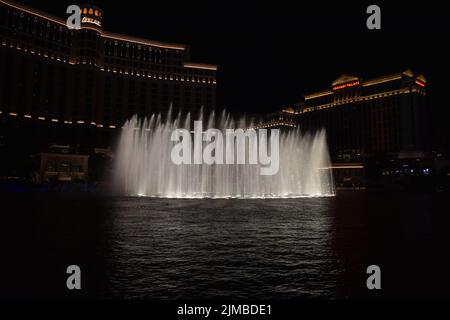 Fontaines en plein devant le Bellagio et le Pallace de César Banque D'Images