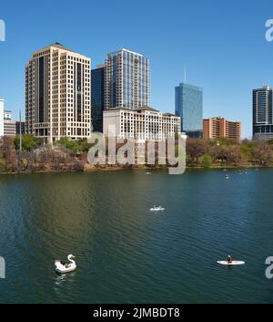 Une verticale de bateaux sur Town Lake à Austin, Texas contre les gratte-ciel au printemps. Banque D'Images