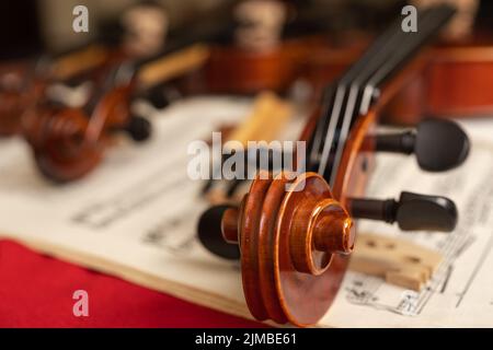 Gros plan de la partie supérieure d'un violon au-dessus de la musique en feuilles dans un atelier Banque D'Images