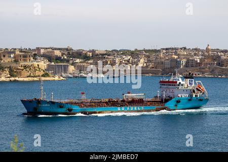 Un pétrolier quittant le port de la Valette, Malte Banque D'Images