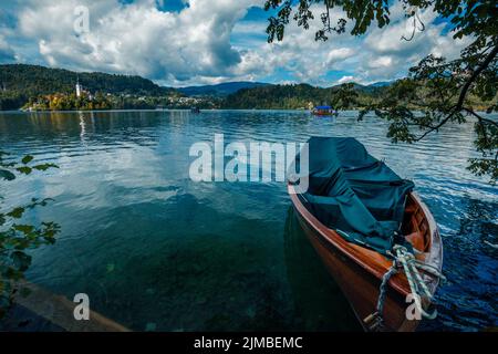 Bateaux en bois traditionnels Pletna les sur le backgorund de Église de l'île sur le lac de Bled, en Slovénie. L'Europe. Banque D'Images