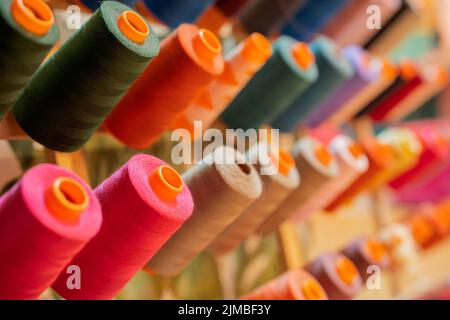 Vue rapprochée d'un ensemble de fils de couture colorés Banque D'Images