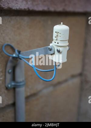 Accent sélectif sur le capteur de pluie sprinkleur utilisé pour économiser l'eau. Banque D'Images