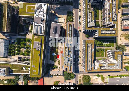 Neomodern blocs verts de plats d'en haut. Perspective de drone. Terrasses vertes sur le toit. Paysage urbain. . Photo de haute qualité Banque D'Images