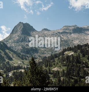 Vue magnifique sur les sommets des Pyrénées aragonaises, légèrement enneigés Banque D'Images