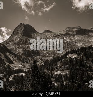 Vue magnifique sur les sommets des Pyrénées aragonaises, légèrement enneigées en noir et blanc. Banque D'Images