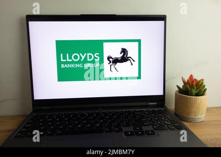 KONSKIE, POLOGNE - 04 août 2022: Logo de la banque britannique Lloyds Group plc affiché sur l'écran d'un ordinateur portable Banque D'Images