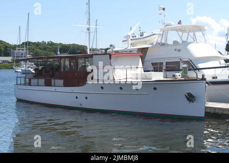 Bateau à moteur historique 'Cheerio' construit en 1929, ancré dans le port de Falmouth, Massachusetts, sur Cape Cod. Banque D'Images