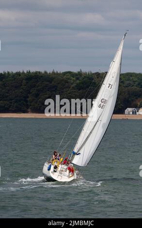 Southampton Water, sud de l'Angleterre, Royaume-Uni. 2022. Lady Shona a Moody 35 avec l'équipage féminin de Calshot sur Southampton Water course pendant la semaine de ragat de Cowes Banque D'Images