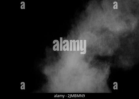 Freeze motion de particules de poussière blanche sur fond noir. Explosion de la poudre blanche. Banque D'Images
