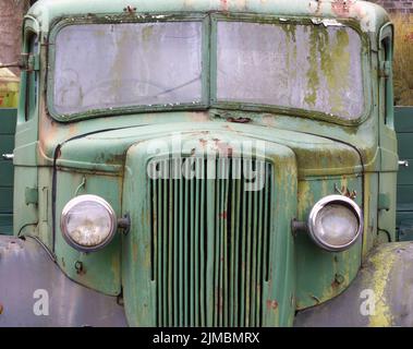 Vue de face d'un vieux camion d'époque vert rouille abandonné Banque D'Images