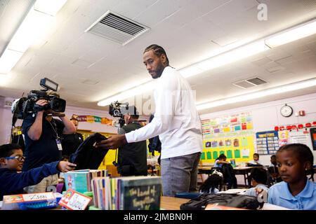 Los Angeles, Californie, États-Unis. 20th août 2019. Tondeuses Kawhi Leonard donne des sacs à dos aux élèves de l'école élémentaire cent septième rue mardi, 20 août 2019 dans le quartier Watts de Los Angeles, CA. Kawhi Leonard, L.A. Clippers et Baby2Baby ont annoncé que les sacs à dos Clippers seraient offerts à tous les élèves des districts scolaires Inglewood Unified, Moreno Valley Unified et Los Angeles Unified - environ 1 millions de sacs à dos avec des fournitures scolaires. (Image de crédit : © Patrick Fallon/ZUMA Press Wire) Banque D'Images