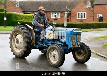Tracteur conduit par Warwickshire YFC dans l'aide à la recherche sur le cancer et Len Eadon Memorial Fund Hook Norton Oxfordshire Angleterre royaume-uni Banque D'Images