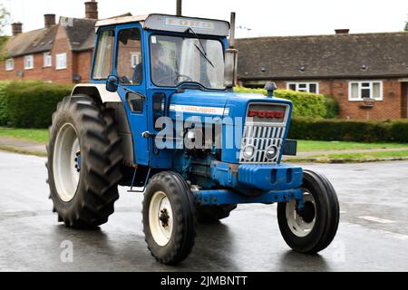 Tracteur conduit par Warwickshire YFC dans l'aide à la recherche sur le cancer et Len Eadon Memorial Fund Hook Norton Oxfordshire Angleterre royaume-uni Banque D'Images