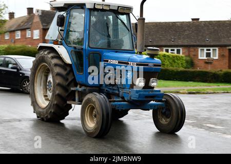 Tracteur conduit par Warwickshire YFC dans l'aide à la recherche sur le cancer et Len Eadon Memorial Fund Hook Norton Oxfordshire Angleterre royaume-uni Banque D'Images