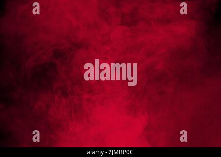 Résumé de la fumée rouge sur fond noir. Des nuages de fumée rouge. Le mouvement de la fumée colorée. Banque D'Images