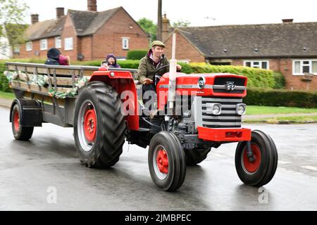 Tracteur conduit par Warwickshire YFC dans l'aide à la recherche sur le cancer et Len Eadon Memorial Fund Hook Norton Oxfordshire Angleterre royaume-uni Banque D'Images