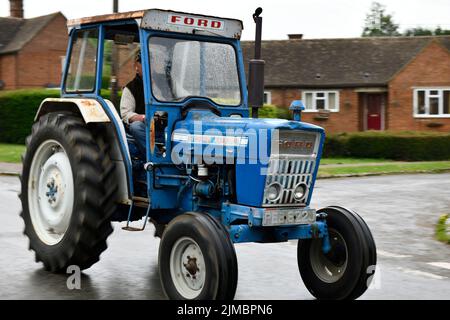 Tracteur conduit par Warwickshire YFC dans l'aide à la recherche sur le cancer et Len Eadon Memorial Fund Hook Norton Oxfordshire Angleterre royaume-uni Banque D'Images