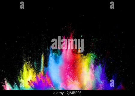 Explosion de couleurs pour Happy Holi en poudre.Résumé Contexte de l'éclatement des particules de couleur ou aux éclaboussures. Banque D'Images