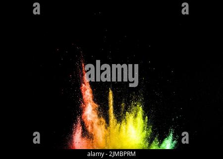 Explosion de couleurs pour Happy Holi en poudre.Résumé Contexte de l'éclatement des particules de couleur ou aux éclaboussures. Banque D'Images
