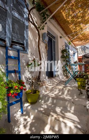 belle terrasse ombragée à l'extérieur d'une maison typiquement grecque en été, zone ombragée décorée dans le style grec chic habituel sur zakynthos. Banque D'Images