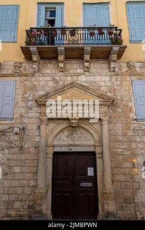 porte historique avec fronton en pierre et balcon en fer forgé dans la ville grecque de réthymnon sur l'île de crète, entrée traditionnelle Banque D'Images