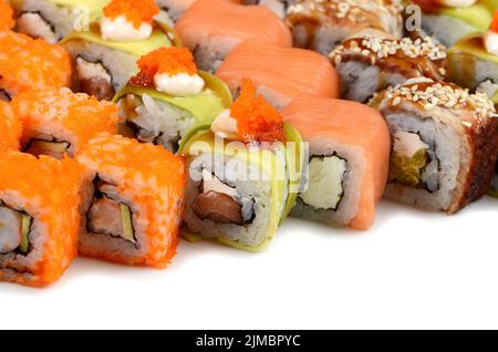 La nourriture bonne. Sushi Roll sur fond blanc Banque D'Images
