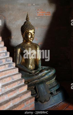 Statue de Bouddha dans l'ombre, image culturelle des statues de bouddha avec des détails ornementaux. Banque D'Images