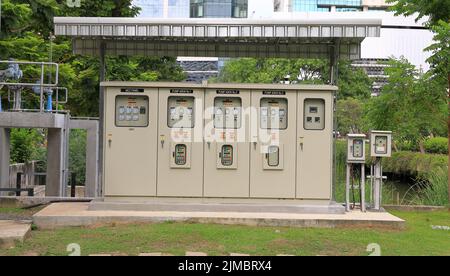 Armoires de panneau de commande électrique pour le contrôle du système électrique. Banque D'Images