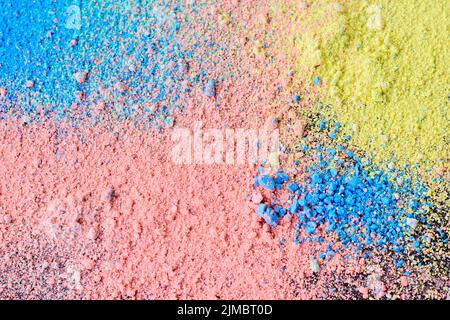 Arrière-plan coloré de poudre de craie. Les particules de poussière multicolore éclaboussés sur fond noir. Banque D'Images