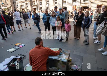 Édimbourg, Écosse, Royaume-Uni. 5th août 2022. Un artiste sur le Royal Mile pendant le Festival Fringe d'Édimbourg. Credit: SKULLY/Alay Live News Banque D'Images