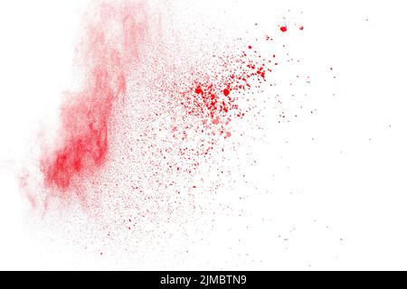 Explosion de poussière rouge abstraite sur fond blanc. Mouvement de gel des éclaboussures de poudre rouge. Banque D'Images