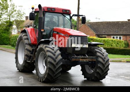 Tracteur conduit par Warwickshire YFC dans l'aide à la recherche sur le cancer et Len Eadon Memorial Fund Hook Norton Oxfordshire Angleterre royaume-uni Banque D'Images