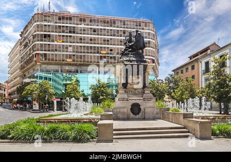 Place urbaine avec sculpture en bronze de la reine Isabella et de Christophe Colomb à Grenade, Espagne Banque D'Images