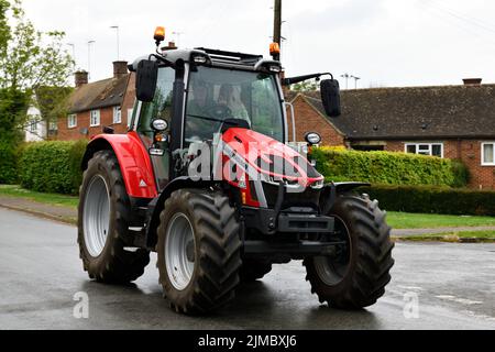 Tracteur conduit par Warwickshire YFC dans l'aide à la recherche sur le cancer et Len Eadon Memorial Fund Hook Norton Oxfordshire Angleterre royaume-uni Banque D'Images