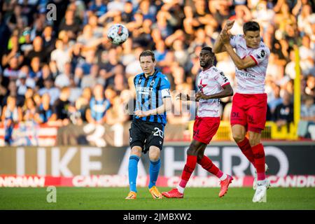 Hans Vanaken du Club, Alieu Fadera d'Essevee et Jelle Vossen d'Essevee se battent pour le ballon lors d'un match de football entre le Club Brugge et SV Zulte Waregem, le vendredi 05 août 2022 à Bruges, le 3 jour de la première division du championnat belge de la Jupiler Pro League 2022-2023. BELGA PHOTO JASPER JACOBS Banque D'Images