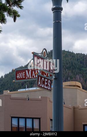 Le panneau routier marque l'angle de Mill et main Street dans le centre-ville d'Aspen, dans le comté de Pitkin, aux États-Unis. Banque D'Images