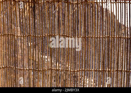 Mur fait de branches de canne et de palmier, abri naturel de montagne à Wadi Shawka, Émirats arabes Unis. Banque D'Images